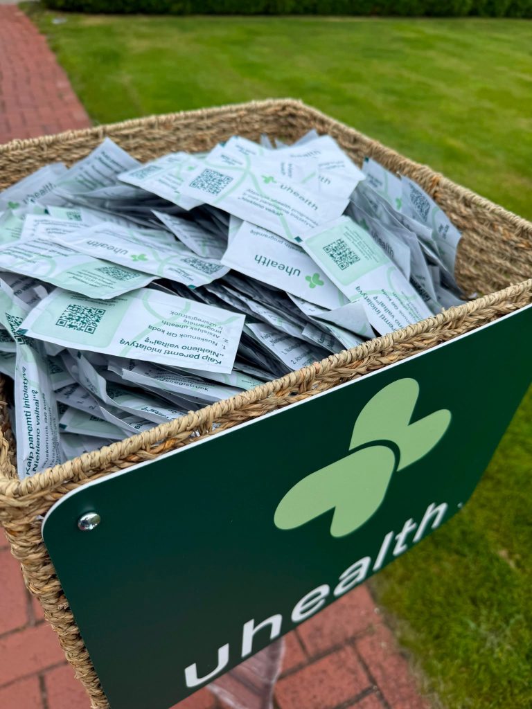 How Branded Wet Wipes Turned Event Hygiene into App Registrations at Viena Naktis Nidoje Basket of uhealth branded wet wipes available to guests at Viena Naktis Nidoje in Nida.